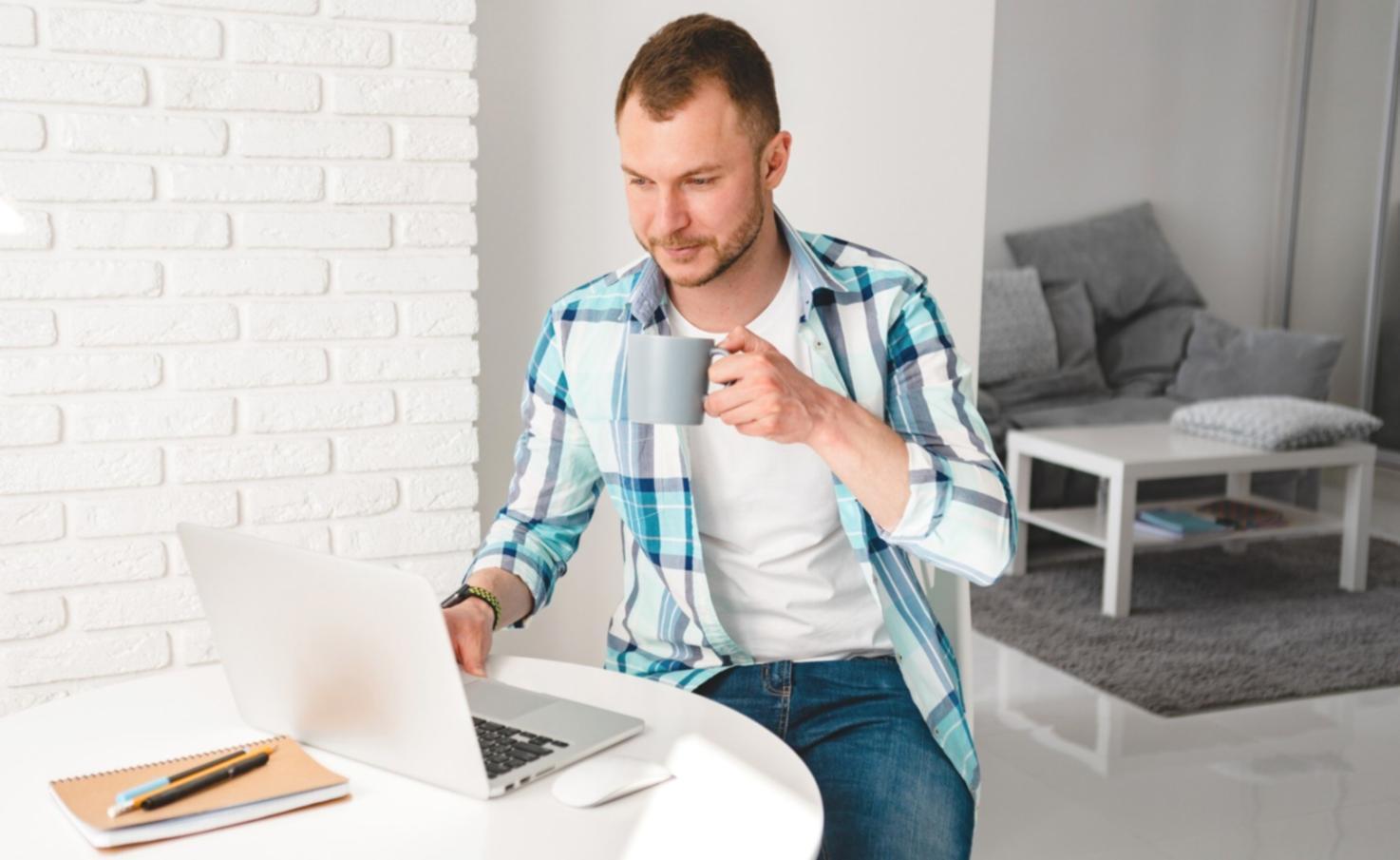 Finanzanalyst bei der Arbeit mit Prognosedaten und Budgetmodellen