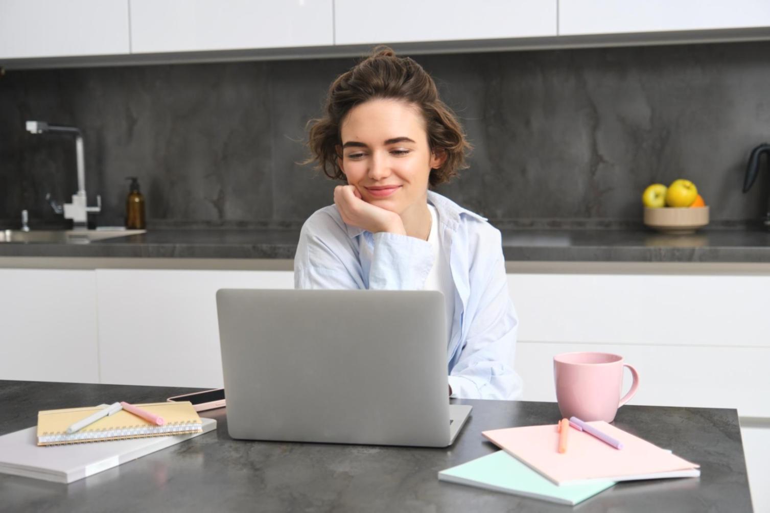 Detaillierte Finanzanalyse auf modernem Bildschirm